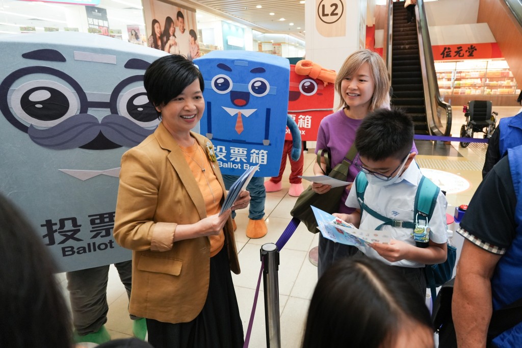 政府團隊齊心，呼籲有心建屋建家的香港選民，12月7日齊投票。何永賢FB圖片