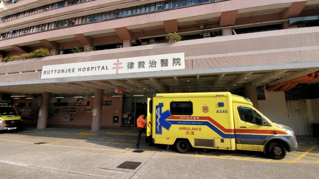 疑行山中暑的1男1女俱送律敦治醫院救治。