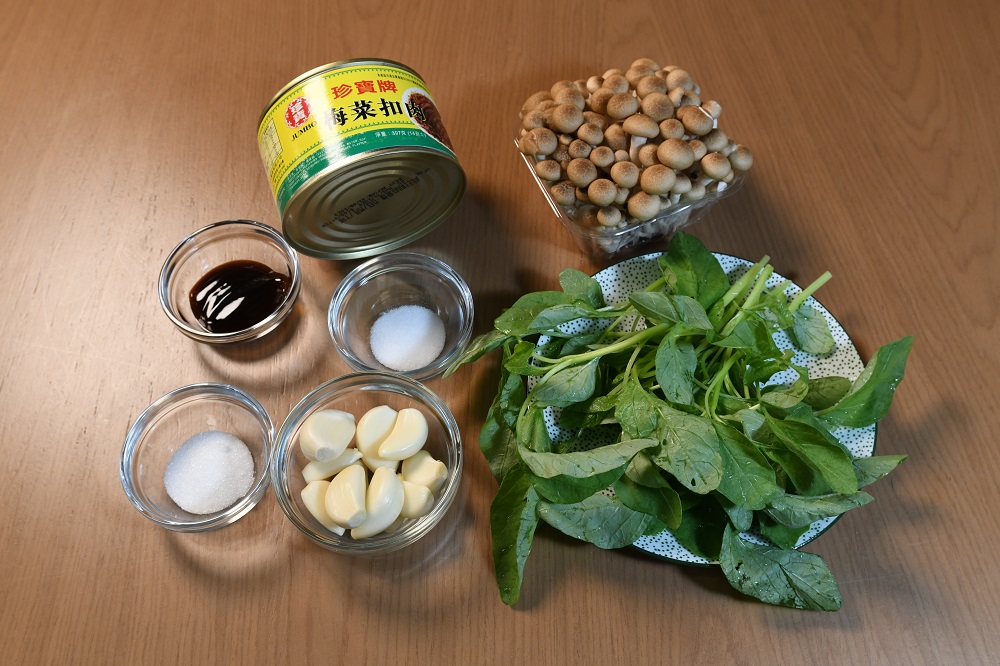 簡單家常材料配罐頭梅菜扣肉，即變美味小菜。