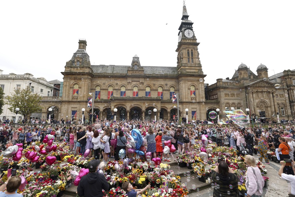 英國日前發生導致三名兒童死亡的舞蹈學校襲擊案，觸發當地反移民示威及騷亂。AP資料圖片