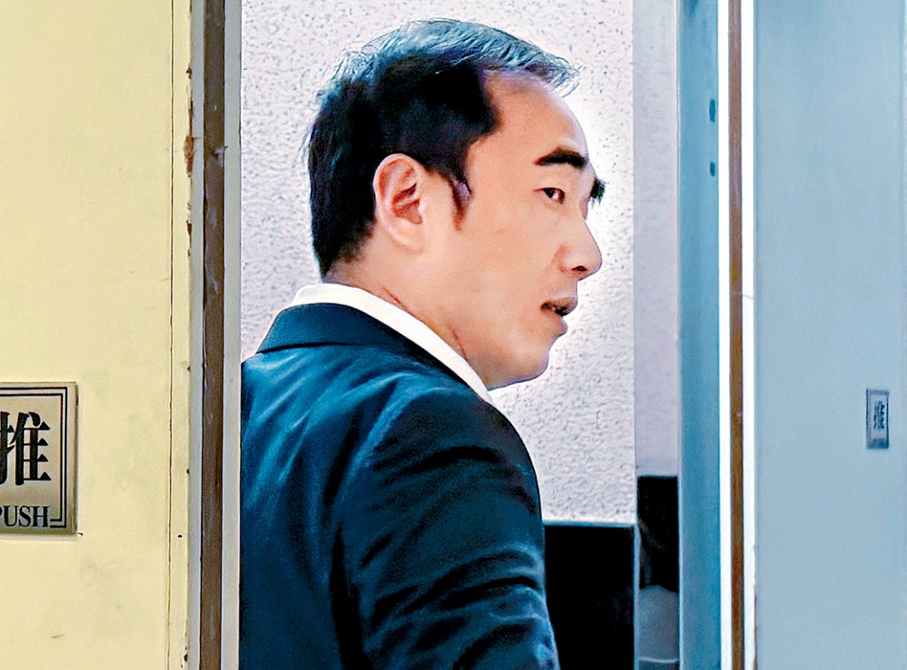 警長黃銘源在太古站遭拉扯滾下扶手電梯，身體多處擦傷及右膝受傷。