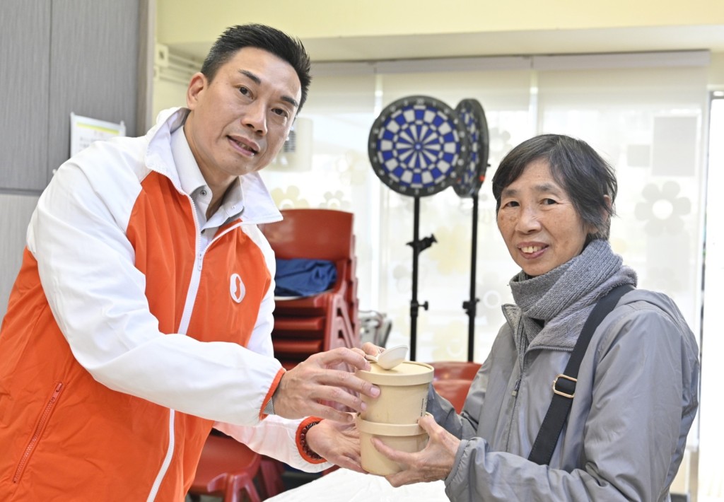 集團連續14年推展「愛心暖湯行動」，製作及送贈窩心熱湯給基層長者。