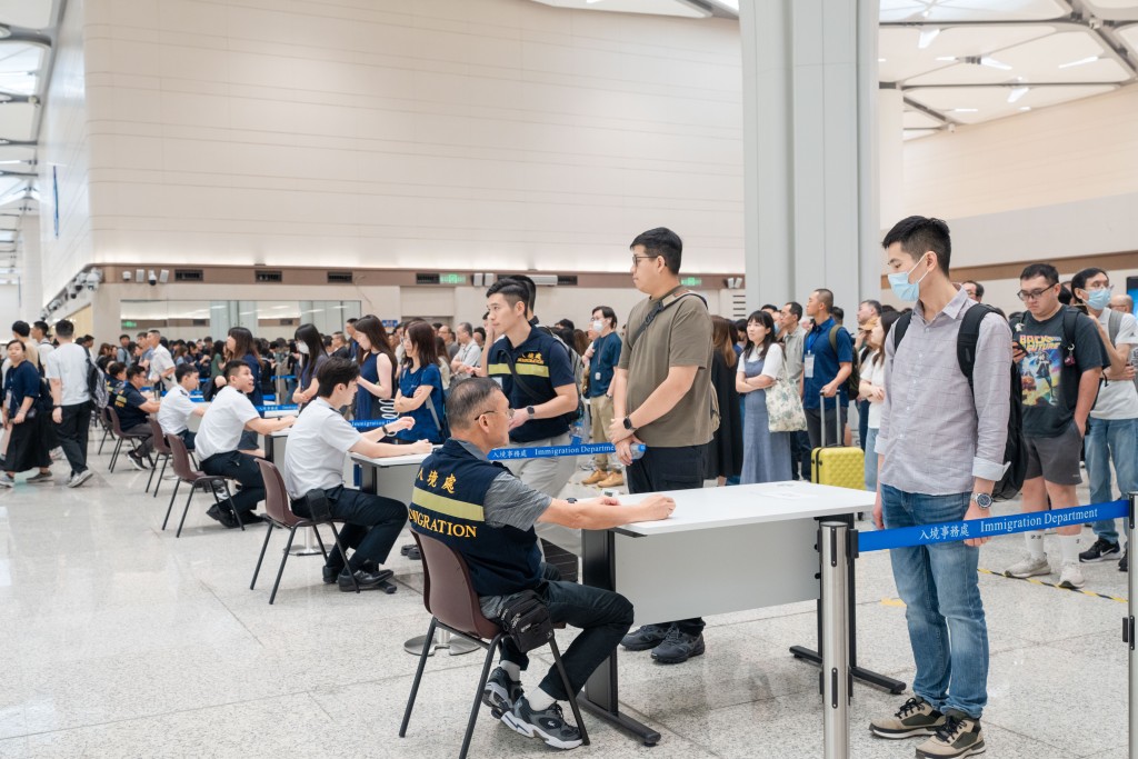 政府今(15日)舉行舉行第二次大型演練,並進行跨部門反恐及重大事故演習,入境處亦有參與當中。入境處提供 政府今(15日)舉行舉行第二次大型演練,並進行跨部門反恐及重大事故演習,入境處亦有參與當中。入境處提供