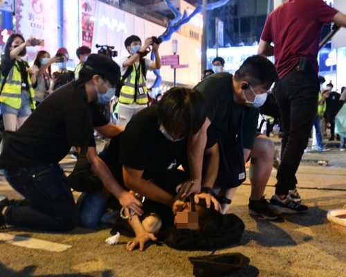 便衣警制服黑衣人。
