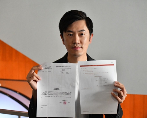 鄭松泰於立法會向記者展示資格審查委員會向其發出的裁定資格無效通知書。