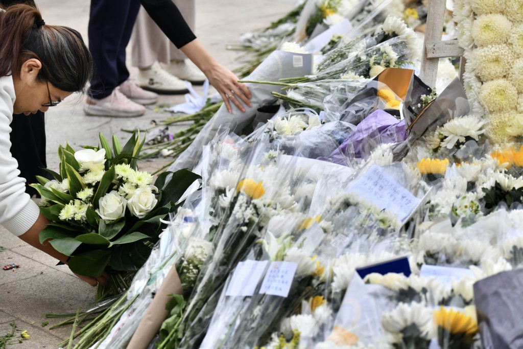 市民到現場獻花悼念。盧江球攝