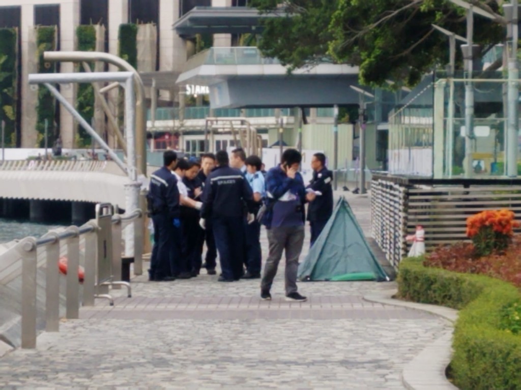 死者遺動由帳篷遮蓋。林思明攝