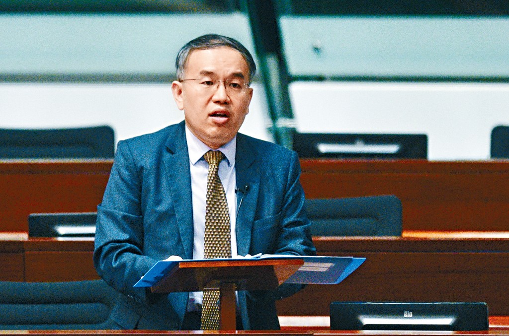 許正宇昨日出席立法會財經事務委員會會議。