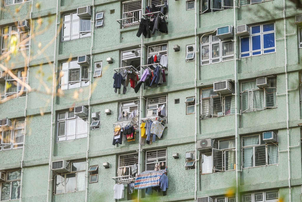 房委會及房協近年加強打擊濫用公屋，在2014年至2015年度查獲42宗公屋租戶擁有內地物業個案