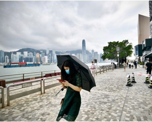 預測本港今日大致多雲，間中有驟雨，亦有幾陣狂風雷暴。資料圖片