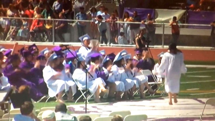 塞茨的咪突然被關掉,無奈地要返回台下,獲學生們鼓掌支持。