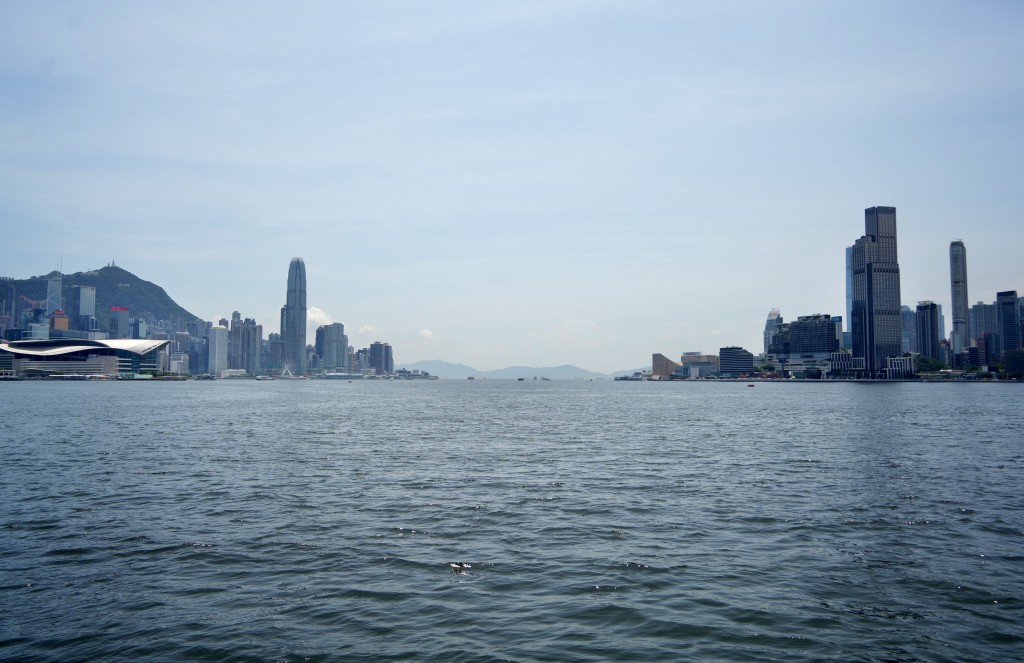 根據天文台記錄,本港今日(25日)多區中午最高氣溫錄得35°C或以上。資料圖片 根據天文台記錄,本港今日(25日)多區中午最高氣溫錄得35°C或以上。資料圖片