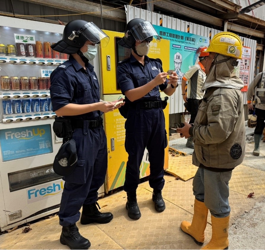 调查人员在建筑地盘进行突击巡查。政府新闻处图片 调查人员在建筑地盘进行突击巡查。政府新闻处图片
