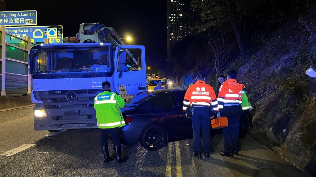 藍田重型吊臂車與寶馬相撞,一人不適送院。