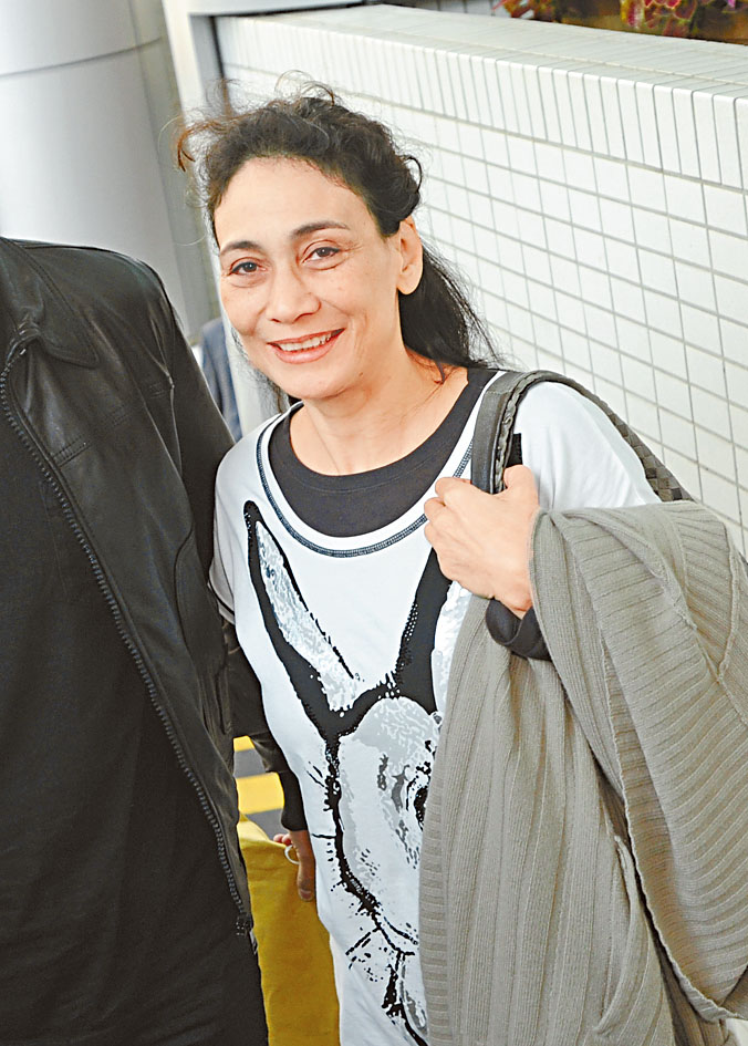 申請方為長房次女何超賢，由資深大律師藍德業代表。