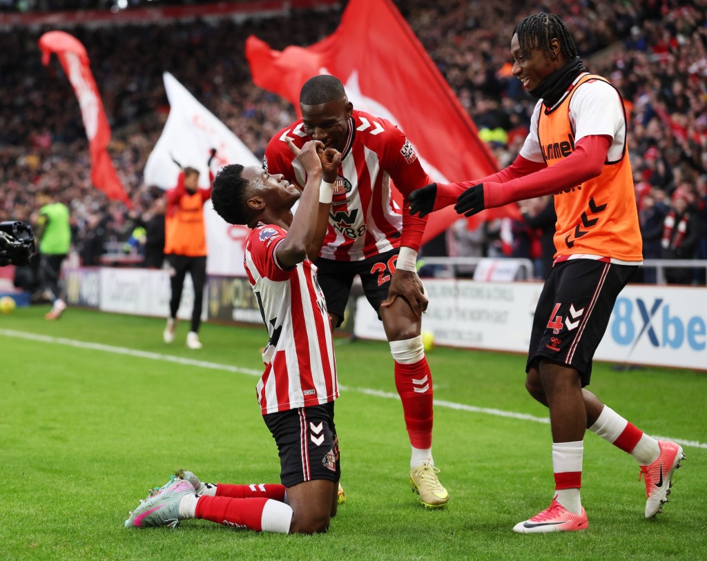 新特兰先开纪录。路透社