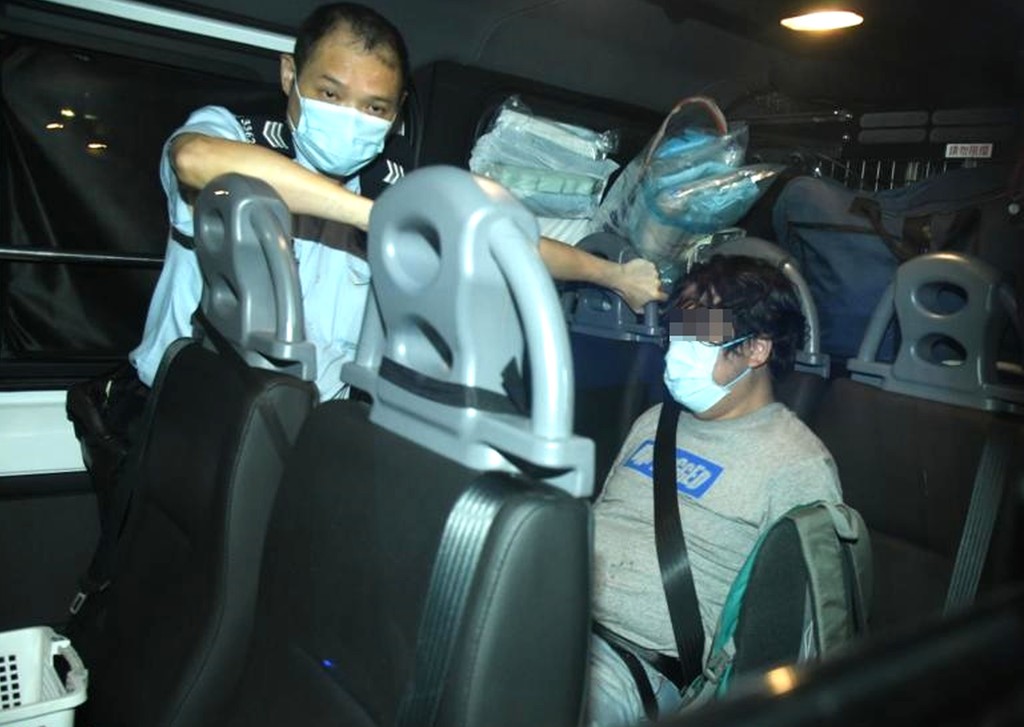涉案男乘客被捕帶署。