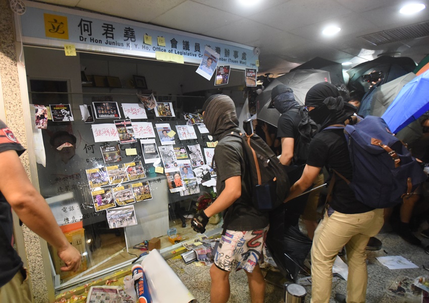 何君堯荃灣辦事處前年遭嚴重破壞。資料圖片 何君堯荃灣辦事處前年遭嚴重破壞。資料圖片