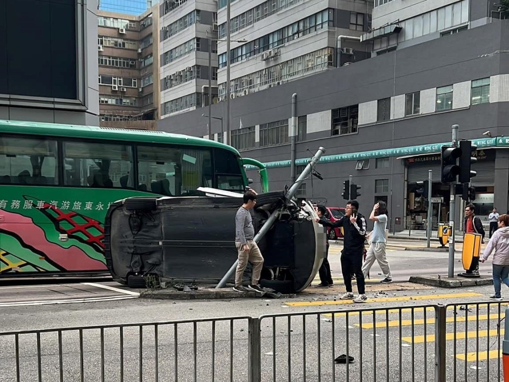 大批熱心途人上前救援。FB：車cam L（香港群組）