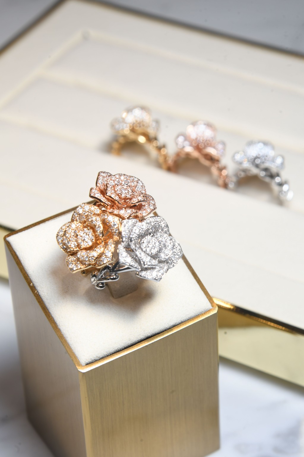 品牌的设计着重多变的戴法，如这枚立体花朵钻石指环，可单独或叠戴成花束的效果。