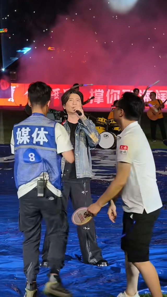 葉世榮演出直播期間,卻引發攝影師爭位打交事件。 葉世榮演出直播期間,卻引發攝影師爭位打交事件。