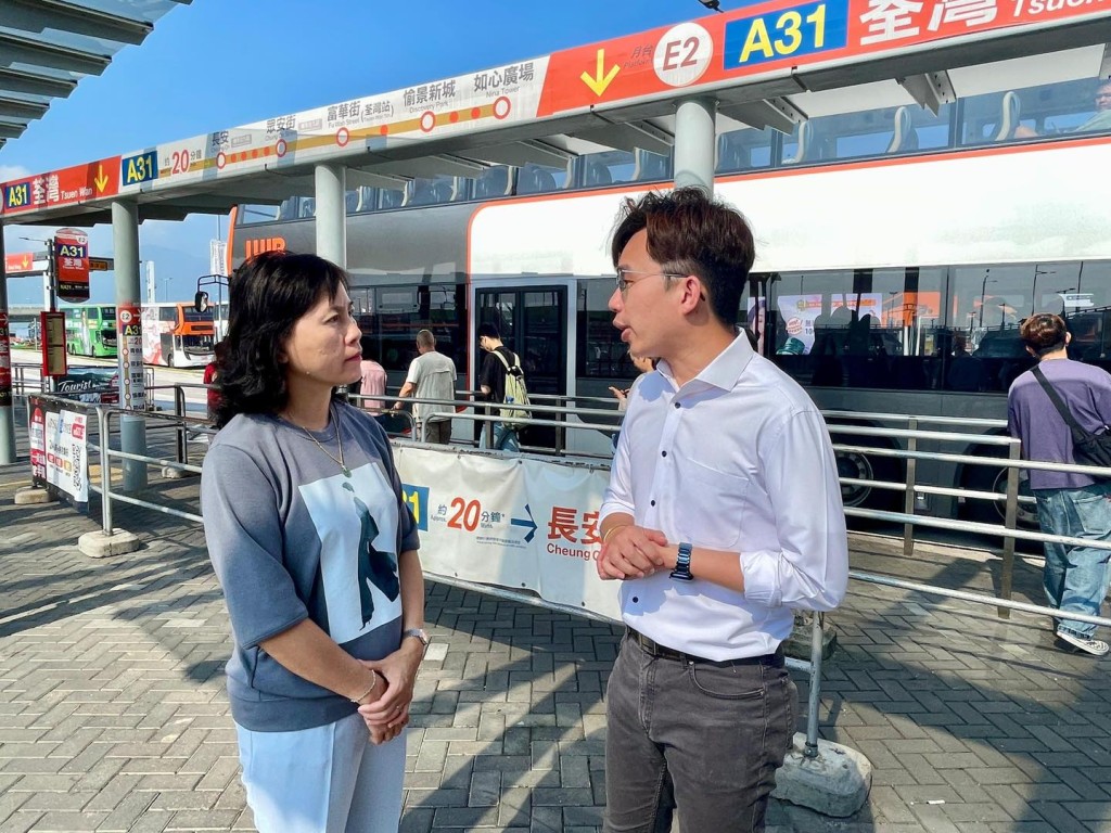 陳美寶視察發現,不少內地旅客經大橋轉往市區旅遊或前往香港國際機場。運物局fb圖片 陳美寶視察發現,不少內地旅客經大橋轉往市區旅遊或前往香港國際機場。運物局fb圖片