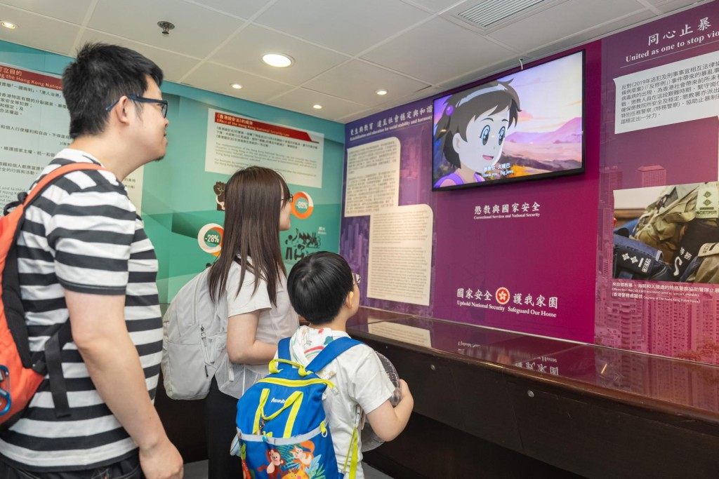 市民參觀香港懲教博物館內的國安展覽。政府新聞處圖片 市民參觀香港懲教博物館內的國安展覽。政府新聞處圖片