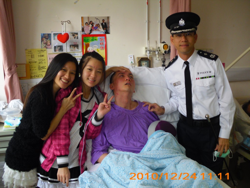 朱振國的妻子（左）及女兒（左二）到醫院探望。星島資料室圖片
