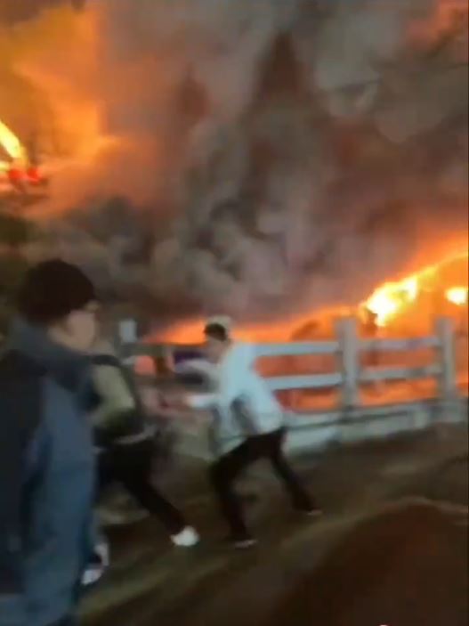 爆炸波及範圍極大，火球濃煙沖天如戰區。