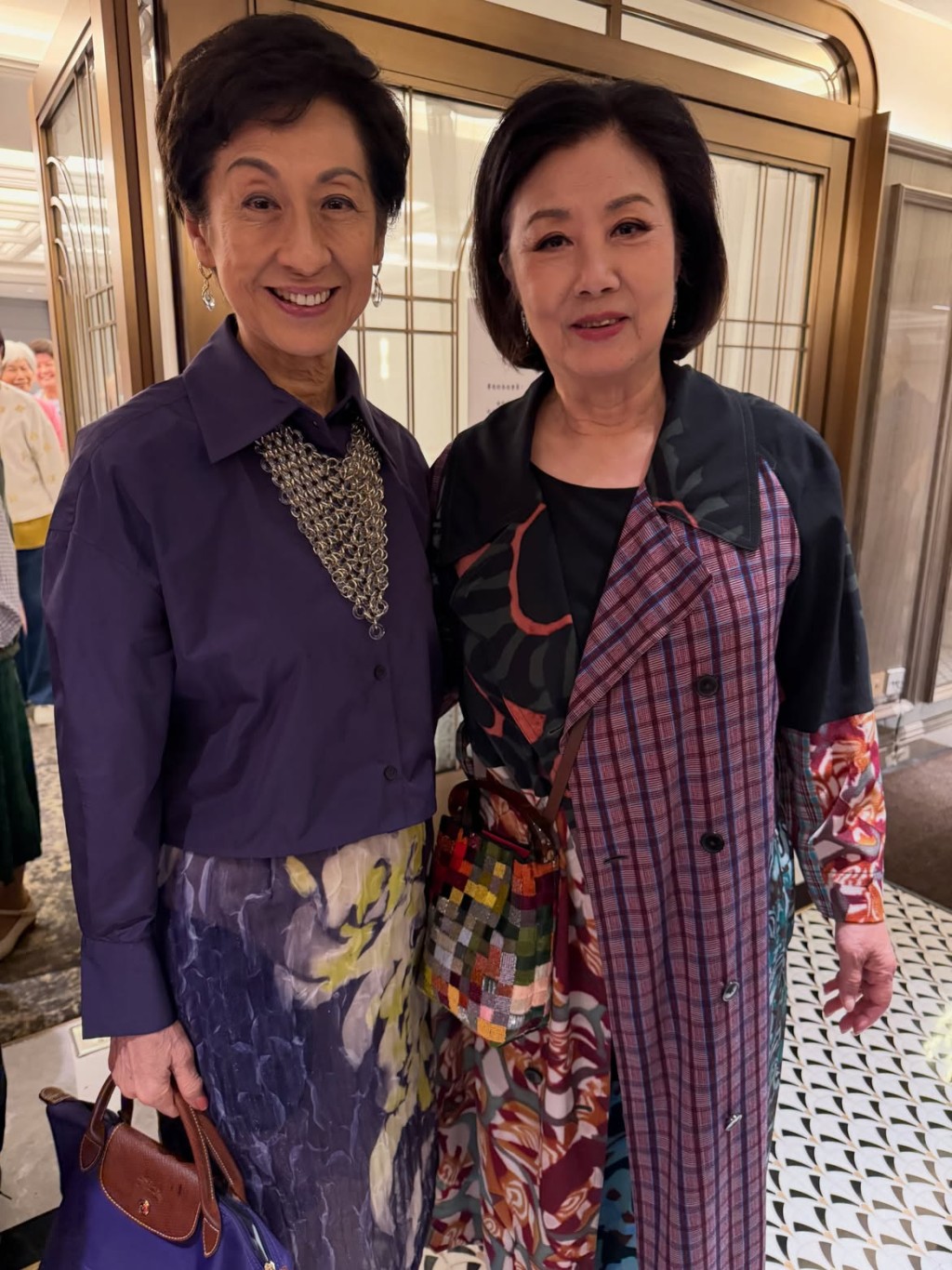 汪明荃人脈甚廣。