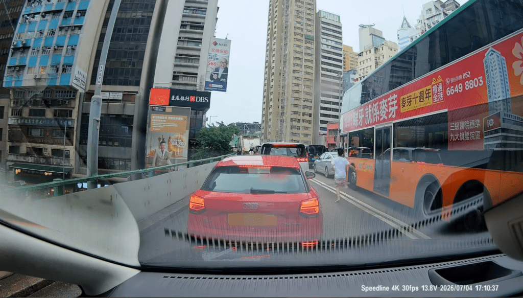 涉案男子在堅拿道天橋兩條行車線中間狂奔。 車cam L(香港群組)影片截圖 涉案男子在堅拿道天橋兩條行車線中間狂奔。 車cam L(香港群組)影片截圖