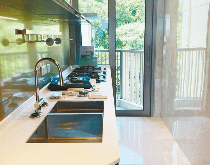 長形廚房廚櫃及廚電齊全，外連工作平台。