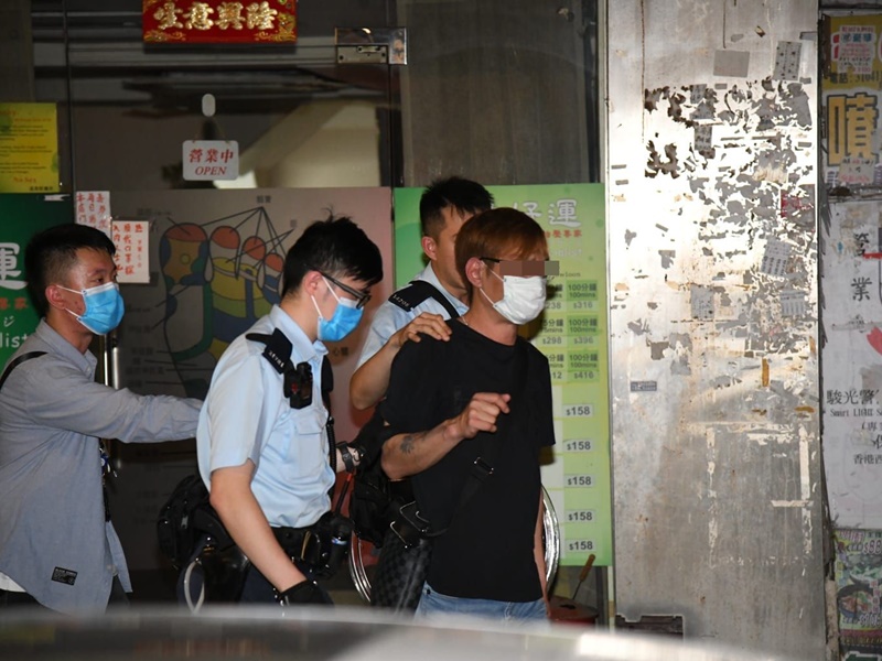 涉嫌打人的男子被捕。丁志雄攝