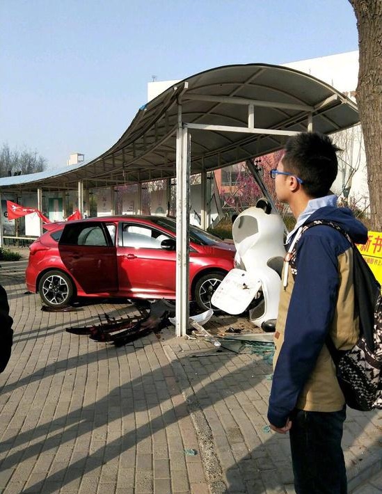 河南鄭州大學校園內老師駕車撞4人。網上圖片