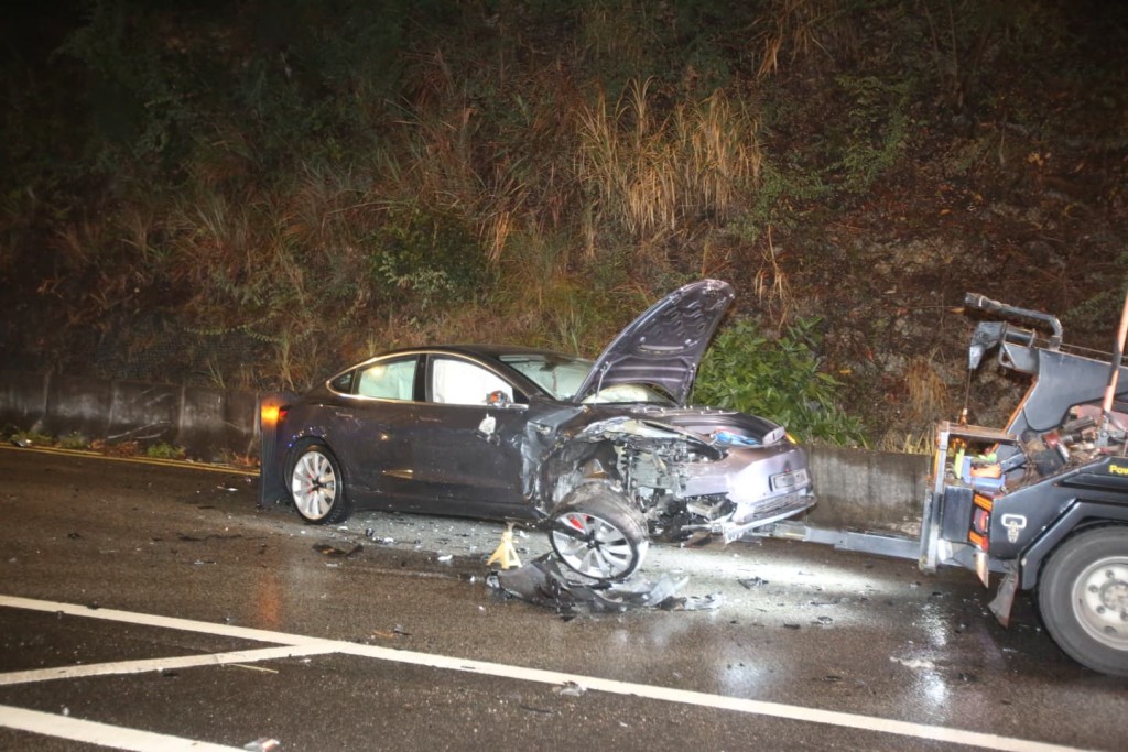 Tesla私家車車頭亦告損毀。曾志恒攝