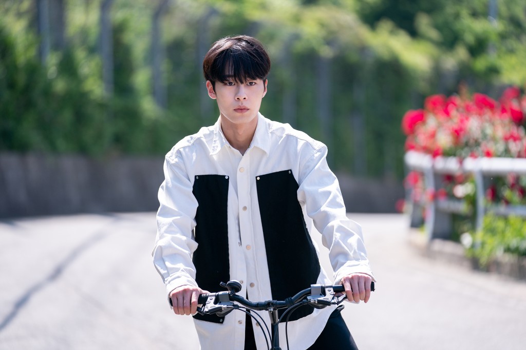 李宰旭飾演神秘工讀生鮮于俊。