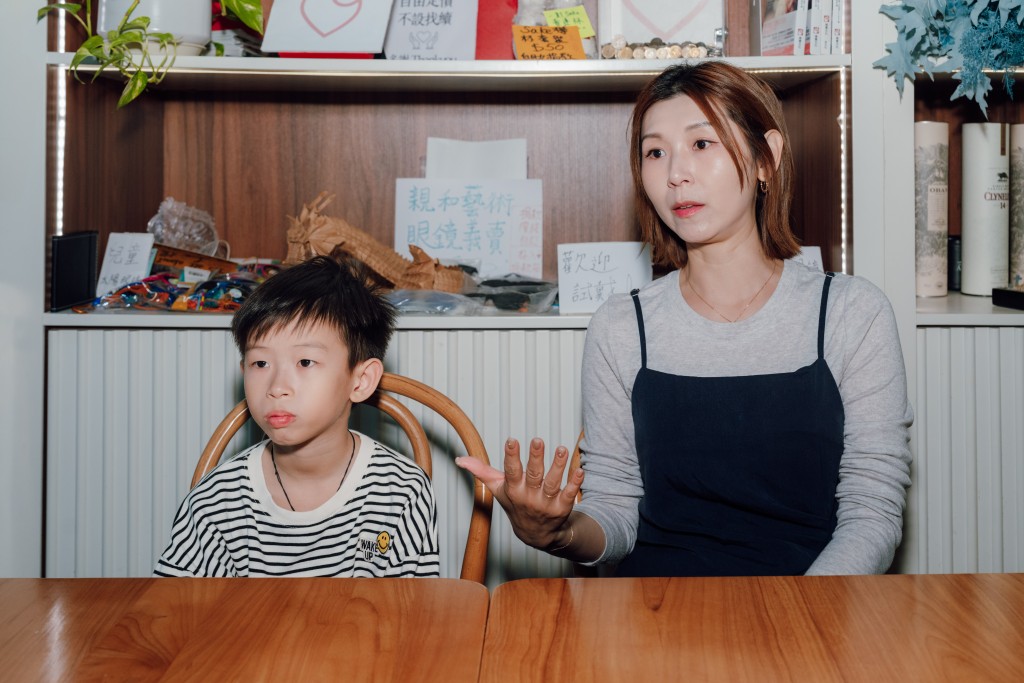 透過言語治療，翰嵐從表達困難到能看圖自創故事，進步顯著。（圖片來源：《親子王》）