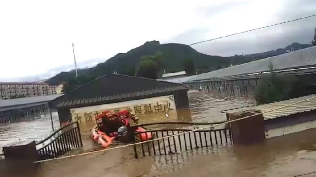 北京密雲區太師屯鎮養老照料中心2025年7月28日，因洪水湧入導致32人死亡。中新在線