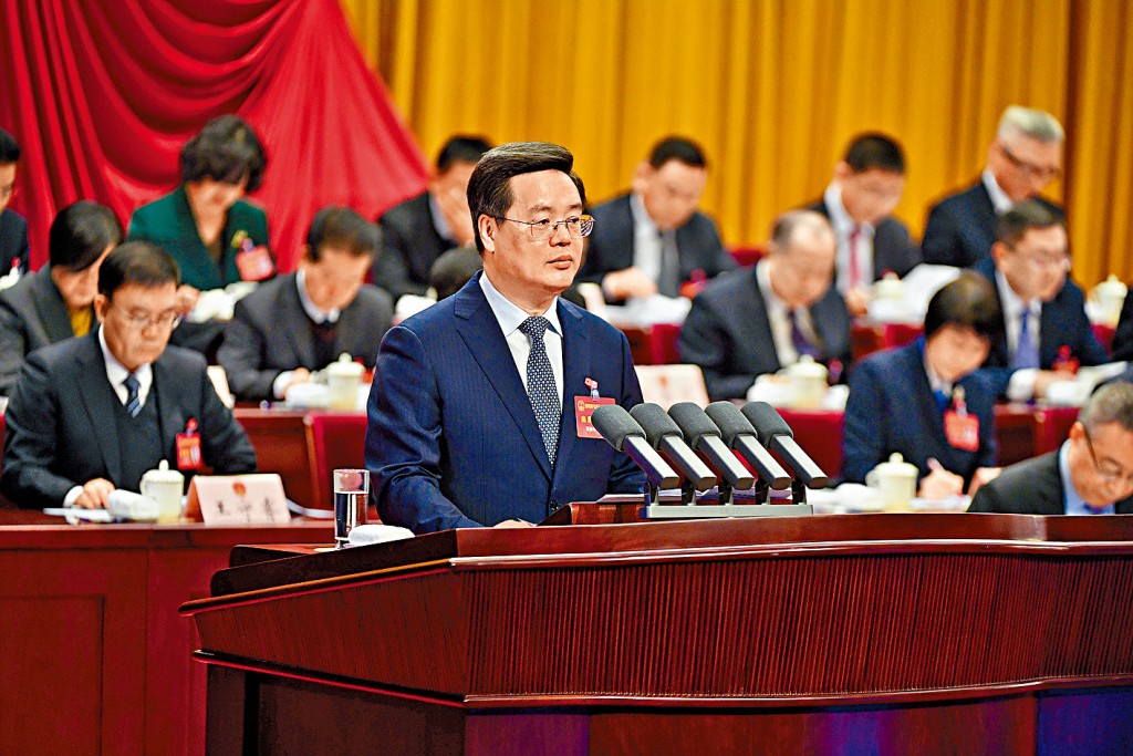 深圳市長覃偉中昨日作政府工作報告。