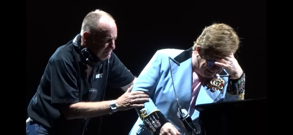 去年2月，艾頓莊（右）因失聲腰斬紐西蘭演唱會。