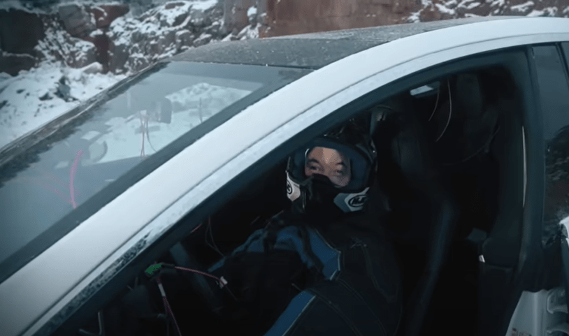 Tuomas 在驾驶座塞进一个贴上马斯克的脸部照片的假人。YouTube片段截图