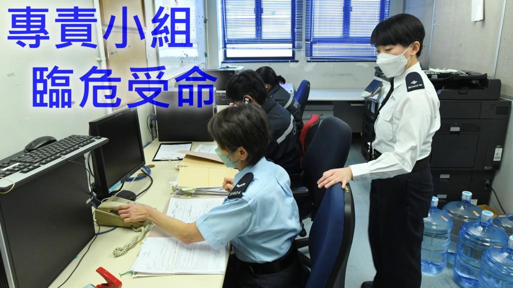 吳培議督察(右)與同袍致電死者家屬詢問資料及代填寫文件,讓家屬及早完成相關手續。 何健勇攝