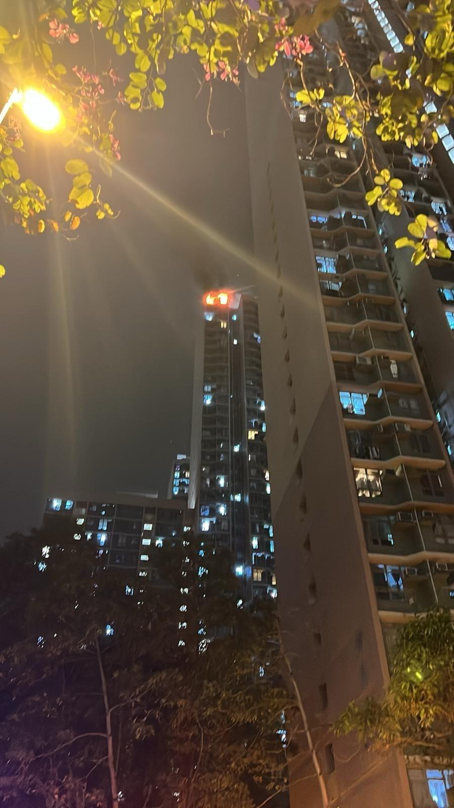 秀茂坪邨秀逸楼高层一单位发生火警，现场火势非常猛烈。网上图片