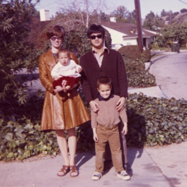 李小龍與美藉太太Linda C. Emery於1964年，婚後二人共育有一子一女，但兒子李國豪在1993年拍攝電影《烏鴉》時，意外中槍死亡，終年28歲。