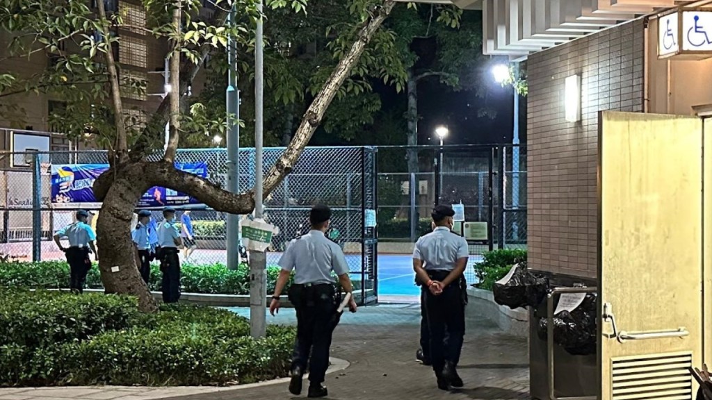 深水埗警區派警員在東京街一帶籃球場加強巡邏打擊罪案。(警方提供圖片)