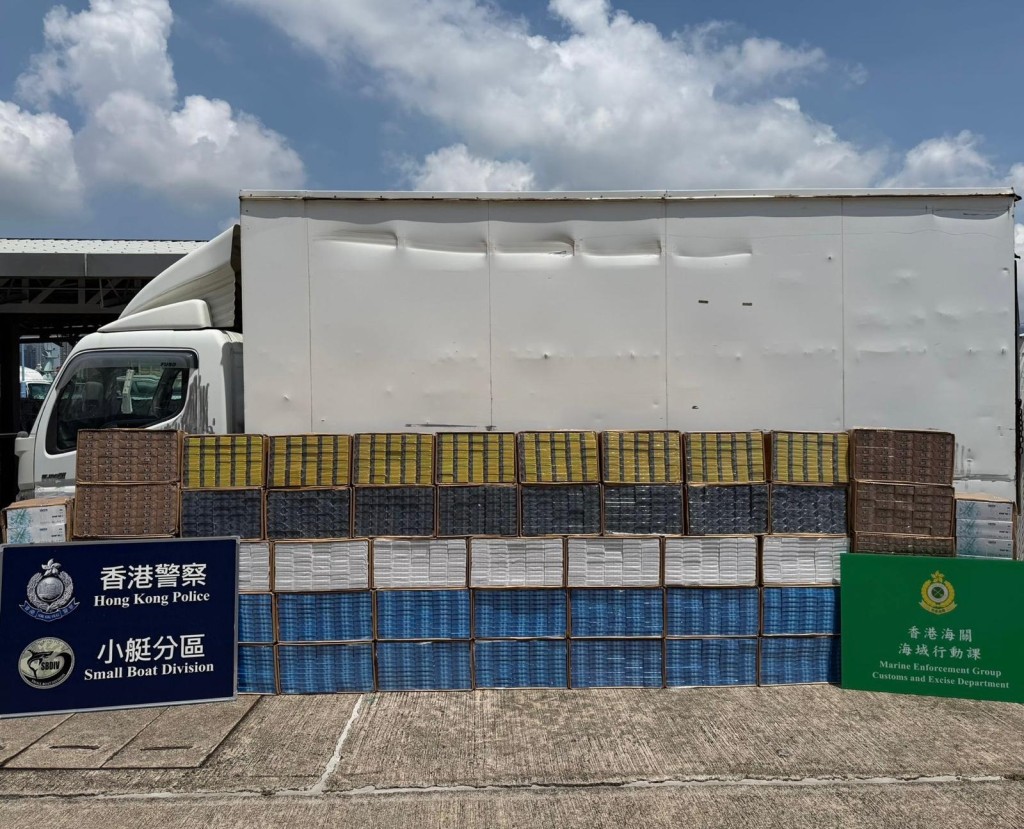 行動中，人員共檢獲145萬支懷疑私煙及328公斤懷疑未完稅雪茄，估計總市值約880萬元。警方提供