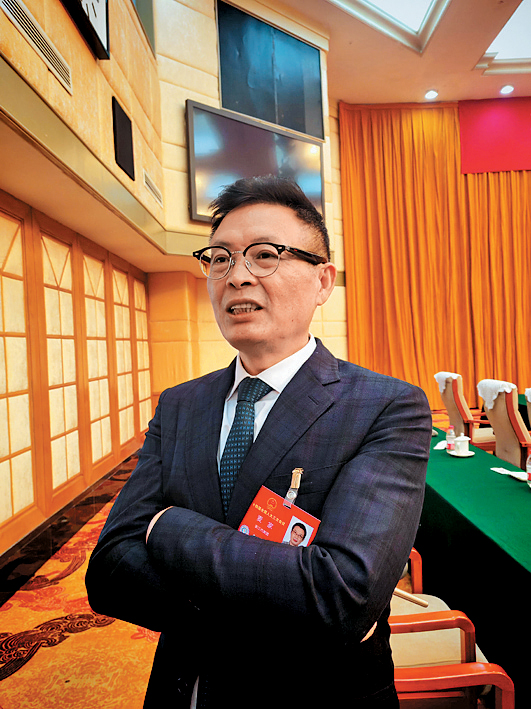 知名內地作家麥家接受訪問。