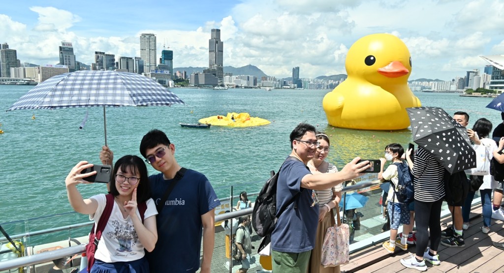 來港展覽的其中一隻黃色橡皮鴨下午泄氣，仍無阻遊人「打卡」興致。黃頌偉攝