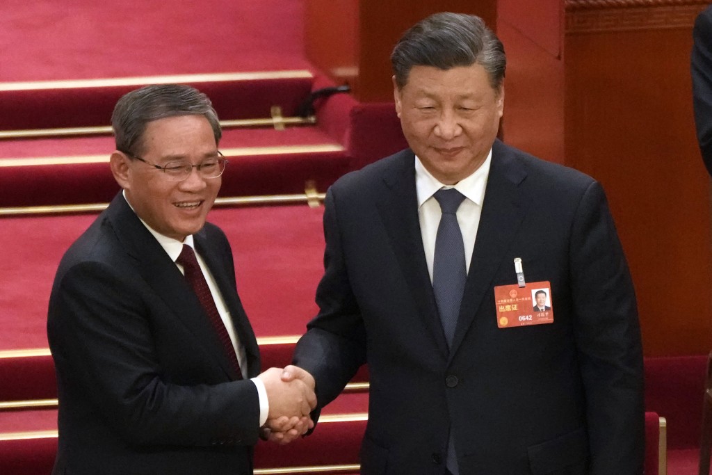 李强当选后与国家主席习近平握手。美联社