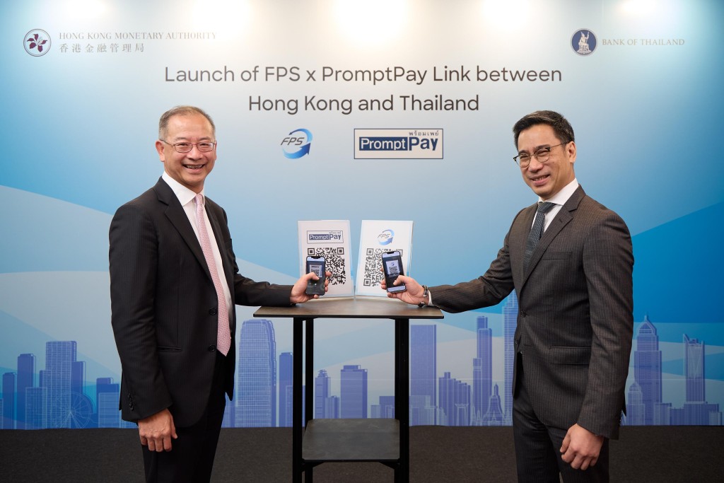 香港金融管理局总裁余伟文（左）和泰国中央银行行长Sethaput Suthiwartnarueput博士（右）出席转数快 x PromptPay互联的啓动仪式。